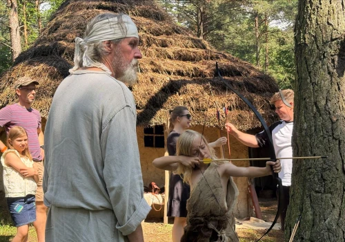 Archeolodzy i rekonstruktorzy odtwarzali dawny świat w Krzemionkach