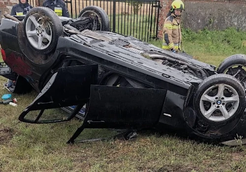 Groźny wypadek w Racięcinie. BMW dachowało i wylądowało poza jezdnią