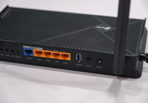 Do czego służy port USB z tyłu routera? Funkcja, z której niewielu korzysta