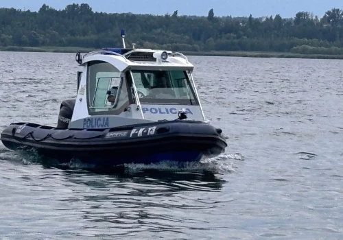 Dramatyczna akcja na Jeziorze Tarnobrzeskim. Policyjni wodniacy uratowali ojca z 12-letnim synem