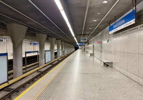 Metro znowu ma problemy. Trzy stacje wyłączone z ruchu. Poszło o... wózek