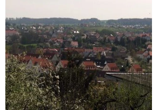 Cała wioska w cenie mieszkania w Warszawie. 15 domów i budynek główny