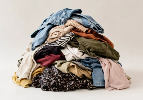 Koniec palenia kolekcji. Nowe prawo UE uderza w fast fashion i marki luksusowe