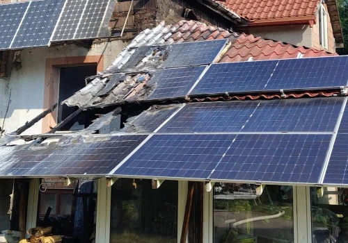 Pożar domu pod Rzeszowem, właściciel doznał poparzeń. Czy winna była fotowoltaika?