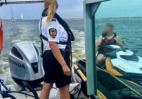 Skuter wodny rozbił się o falochron w Górkach Zachodnich