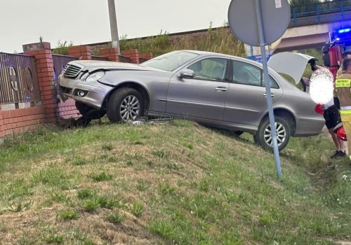 Auto wbiło się w ogrodzenie cmentarza. Dwie osoby ranne w Rudnej Wielkiej