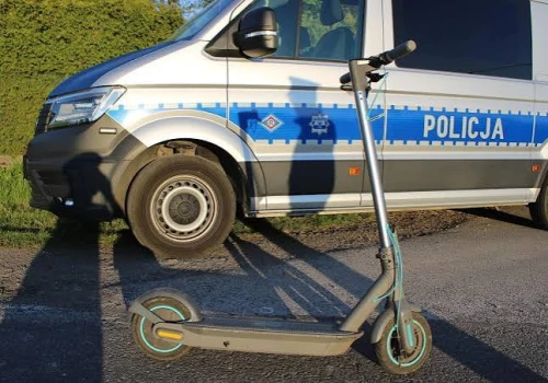 Po dwóch kolizjach porzucił auto i uciekał hulajnogą. Miał 2,57 promila