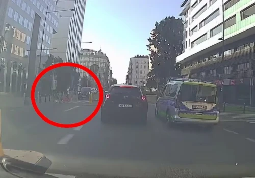 Radiowóz wyprzedzał na przejściu tuż przed rodziną z dziećmi. Jest reakcja policji z Warszawy