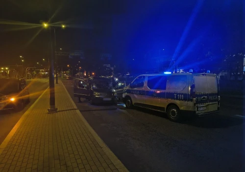 Olsztyn, ul. Towarowa. Pijany kierowca z dwoma dożywotnimi zakazami jazdy wjechał... przed radiowóz