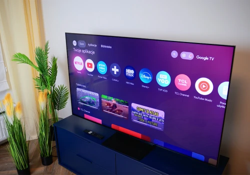 Polacy kupują go na potęgę. Telewizor TCL C7K Mini LED 144 Hz właśnie mocno staniał! Gdzie?