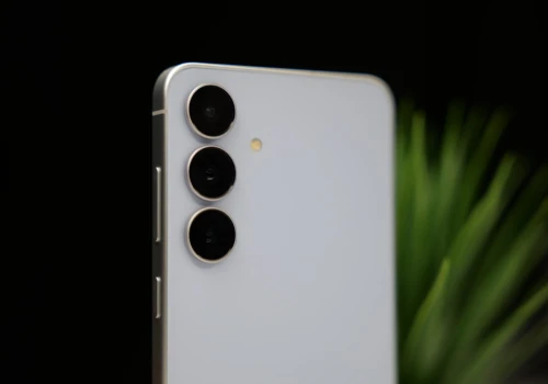 Samsung Galaxy S25 FE w świetnej ofercie. Cena spadła poniżej symbolicznej granicy