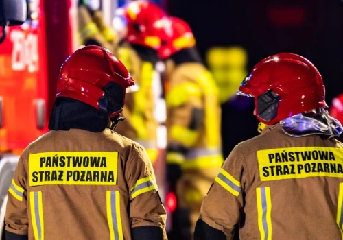 Pożar na terenie dawnego zakładu Herman Magazyn. Trwa akcja gaśnicza