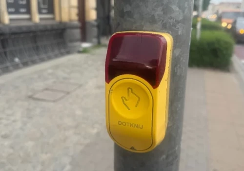 Pieszy naciska przycisk, a zielonego nie ma. Czy one w ogóle działają?
