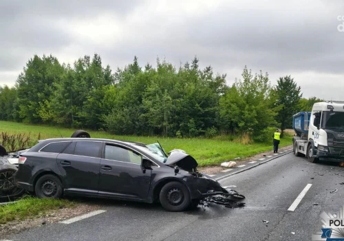 Wypadek czterech pojazdów w Skaryszewie. Dwie osoby trafiły do szpitala