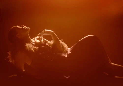 Jessie Ware. Zmysłowy utwór „Sauna” z płyty „Superbloom”