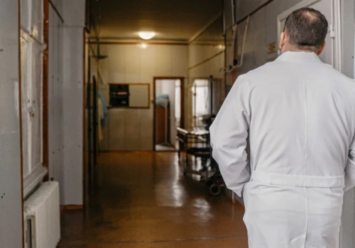 Nadchodzi koniec klauzul, dzięki którym lekarze na etatach pracują dłużej. Prawnik o skutkach