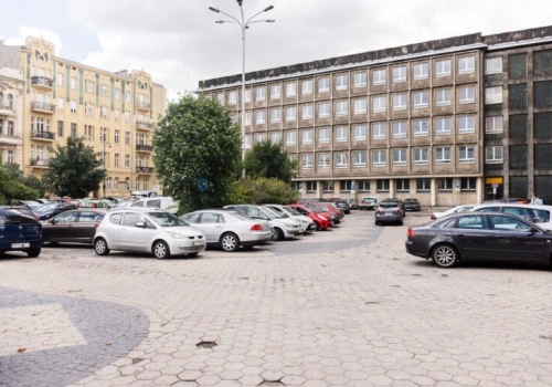 Drzewa i ławki w miejsce parkingu. Plac 4 Czerwca czeka rewolucja