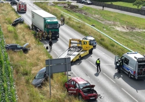 Zderzenie pięciu samochodów na obwodnicy Opola. Sprawca bił się i rzucał się na policjantów