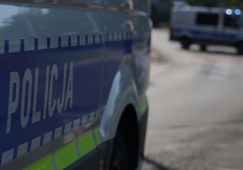 Warszawa. Tragiczny finał interwencji. Media: Uciekał przed policją po elewacji bloku