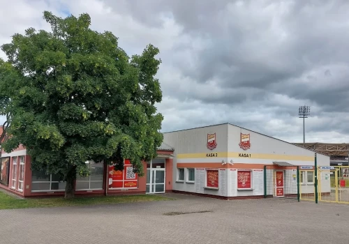 Nagły zwrot akcji w Chojnicach: Rezygnacja klubu otwiera drzwi dla zapomnianych inwestycji!