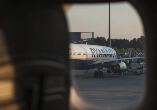 Głośny huk i pęknięte okno w Ryanairze. Prezes linii ujawnia wstępne ustalenia