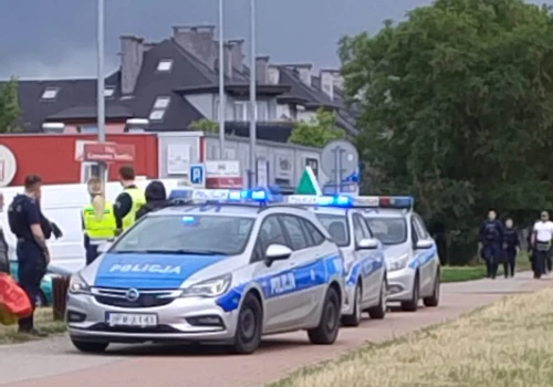 Interwencja policji w Warzymicach. Mężczyzna miał replikę broni