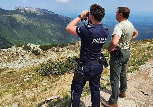 Wspólne patrole w Tatrach. Policja i straż parku razem na szlakach – fajne zdjęcia:)