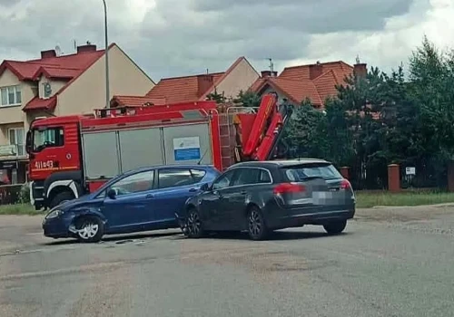 Pilne! Wypadek i zablokowana droga w Ciechanowie. Dwie osoby poszkodowane