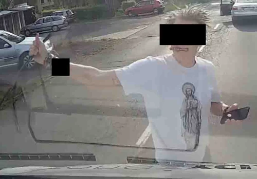 Zielona Góra. Bandyckie zachowanie „społecznika” Kacpra K., który zaatakował, kopał i niszczył furgonetkę. Sprawą zajmuje się policja