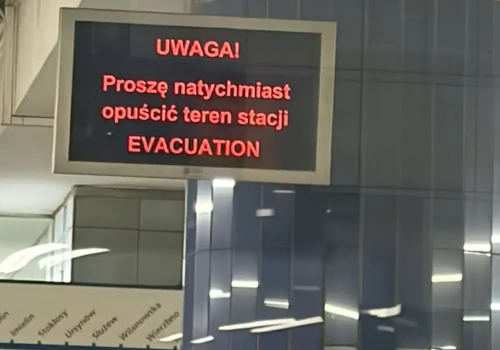 Pilne utrudnienia na linii M1. Mężczyzna wrzucił plecak na tory na stacji Metro Centrum