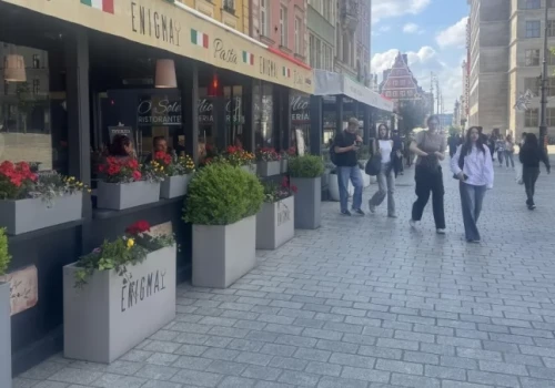 Brutalny napad w kawiarnianym ogródku w Rynku. Napastnik uderzył klienta pięścią w twarz i go okradł