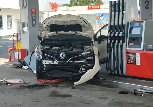 Kierowca Renaulta staranował dystrybutor na stacji paliw. 87-latek stracił prawo jazdy