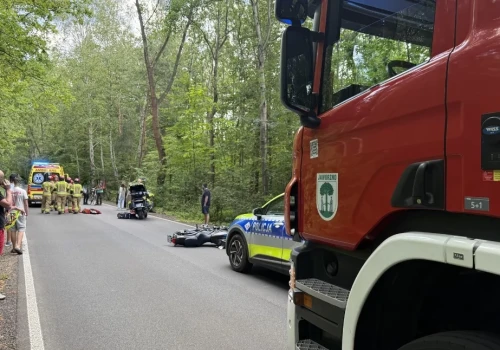 Wypadek na ul. Jesiennej w Jaworznie. Ranny motocyklista zabrany śmigłowcem LPR