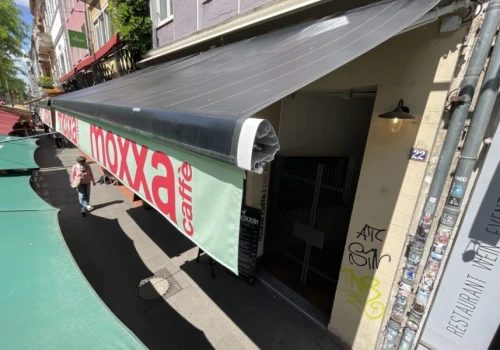 Niemiecka markiza solarna chroni przed słońcem i wytwarza energię. Właśnie weszła na rynek