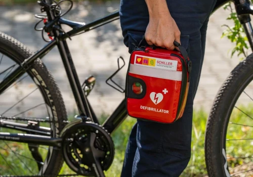 Patrole rowerowe Straży Miejskiej w Krakowie z nowym wyposażeniem. Do akcji wyjadą z defibrylatorami AED