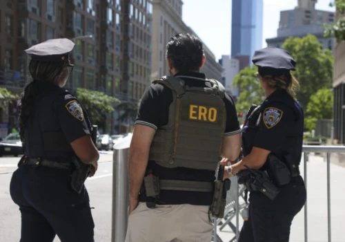 Siedziba FBI i ICE w kłębach dymu. Kim jest napastnik z Manhattanu?