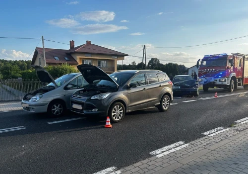 Zderzenie trzech samochodów na DK74. Jedna osoba ranna