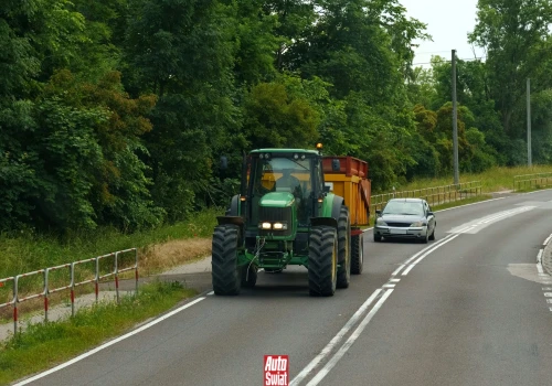 Wyprzedzanie traktora na podwójnej ciągłej. Niby jest furtka, ale zazwyczaj grozi to mandatem 1000 zł