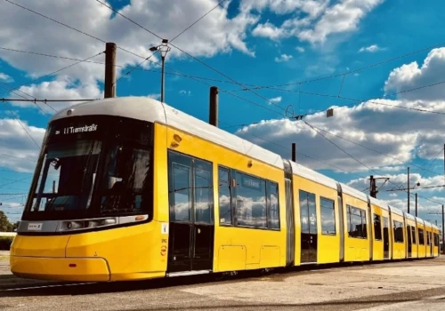 Na tory w Berlinie wyjechał wielki tramwaj. W Polsce tak dużych nie mamy