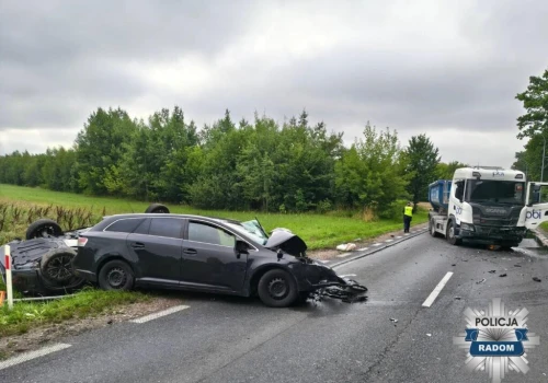 Poważne zderzenie 4 pojazdów na DK12. Dwie osoby trafiły do szpitala