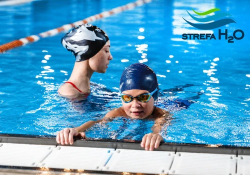 Umiejętność, która zostanie z dzieckiem na całe życie – naucz je pływać w Strefie H2O