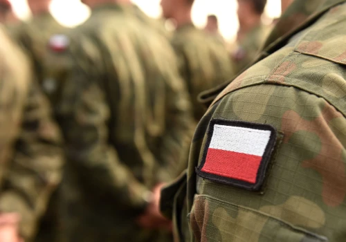 Żołnierz Żandarmerii Wojskowej rozbił auto i zniknął. Po ponad 11 godzinach sam zgłosił się na policję
