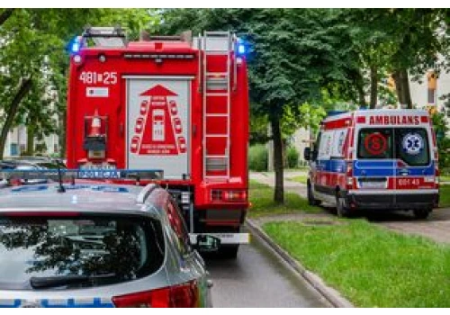 Wypadek nad Jeziorem Tarnobrzeskim. 13-letni rowerzysta i 15-letnia dziewczyna na hulajnodze elektrycznej poszkodowani w zdarzeniu