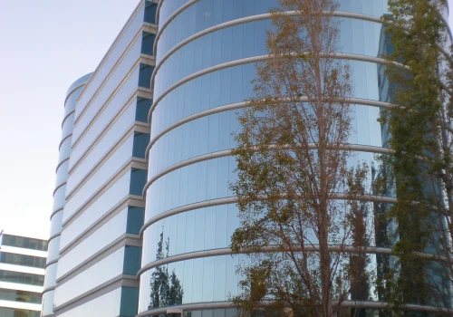 Zwolnienia w Big Tech przyspieszają, firmy coraz częściej wprost wskazują AI jako powód