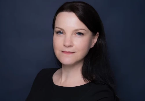 „Rodzicom często sprzedaje się lęk o dziecko a młodym obietnicę kontroli nad własnym ciałem”. Dr Dorota Sikora o wielu twarzach dezinformacji medycznej