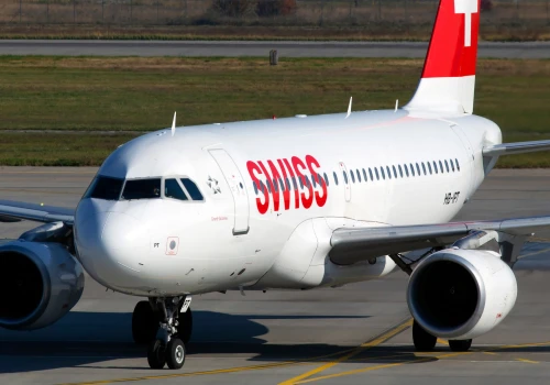 Dwóch pilotów wypija wieczorem przed lotem tyle alkoholu, że następnego ranka nadal są pijani