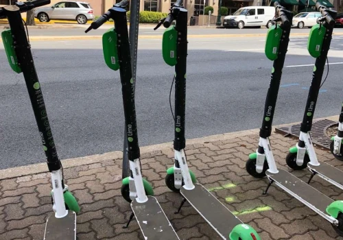 Illinois chce zakazać jazdy hulajnogami i rowerami elektrycznymi po chodnikach. Ustawa czeka na podpis gubernatora