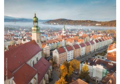 Na ruchliwej drodze w Jeleniej Górze będą utrudnienia, bo kolej rozpoczyna remont wiaduktu. Będą objazdy.