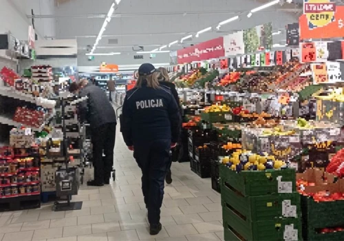 Chciał ukraść z marketu artykuły biurowe. Grozi mu więzienie