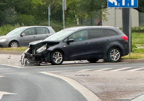 Zderzenie Kii i Opla na rondzie im. Mohyły. Policjanci ustalają okoliczności